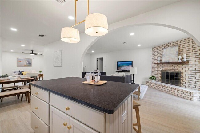 Building Photo - 403 Cheyenne Cir