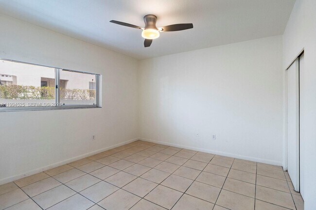 Building Photo - 1185 Marseille Dr