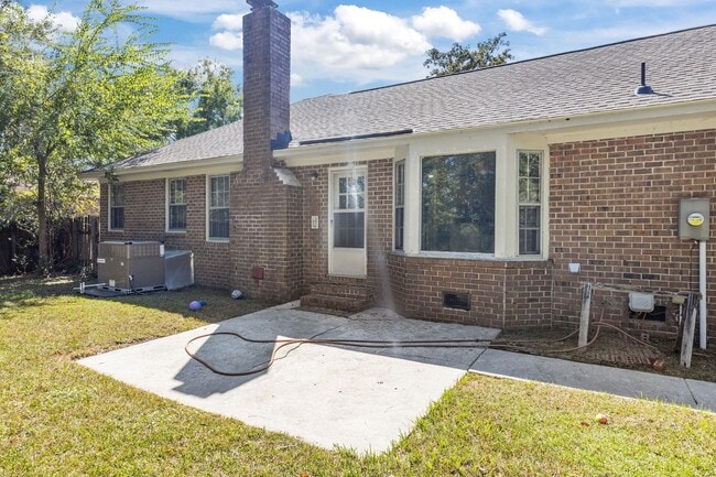 Building Photo - Charming Rental in Central Location