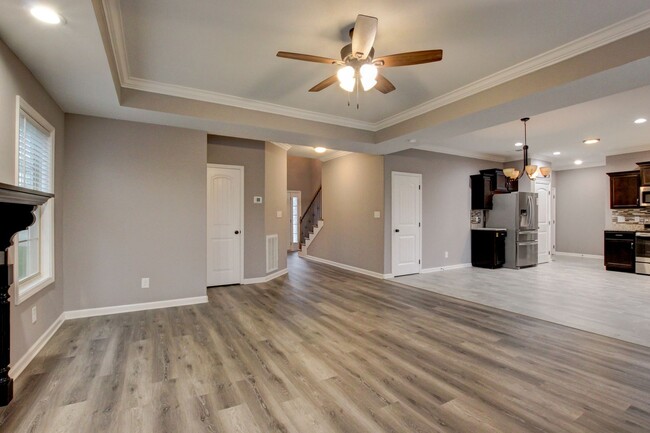 Building Photo - Spacious 4 bed 2.5 bath Clean with Fresh P...