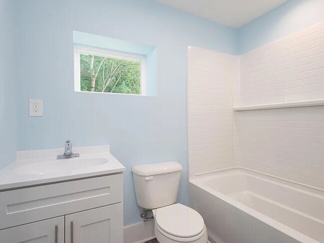 Building Photo - 2 Bedrooms • 2 Full Bathrooms • ~1,254?sq?ft • ~0.34-acre lot