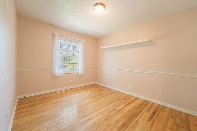 Building Photo - 21W458 Buckingham Rd