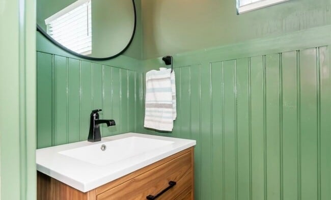 Building Photo - 3BR/2.5BA Home for Rent in Jeffersonville!  Two Car Attached Garage!