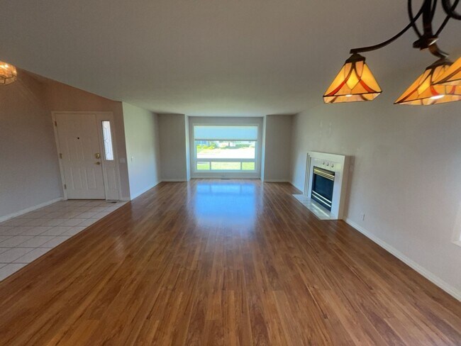 Building Photo - 7168 Lawnridge St NE