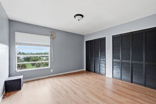 Building Photo - 430 Commodore Dr