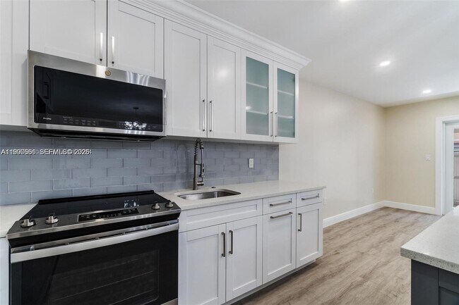 Building Photo - 330 W 74th Pl