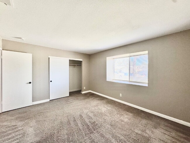Building Photo - Spacious 4BD/3BA Pool Home with Dual Prima...
