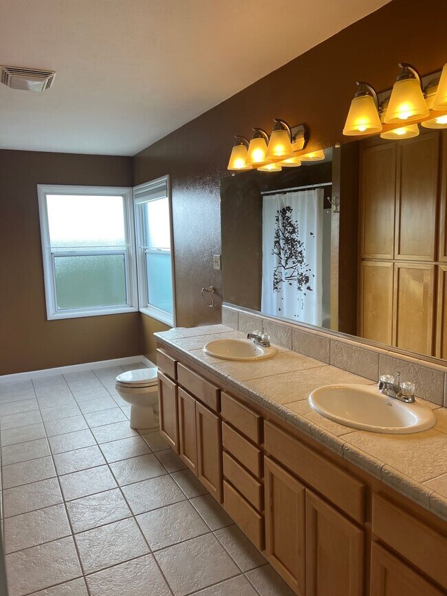 Building Photo - Welcome to this charming 2-bedroom, 2-bathroom home!