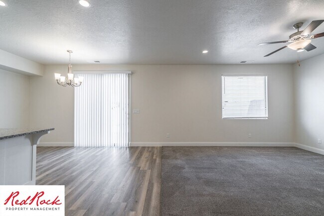 Building Photo - Modern Townhome in Desirable Hurricane Hei...
