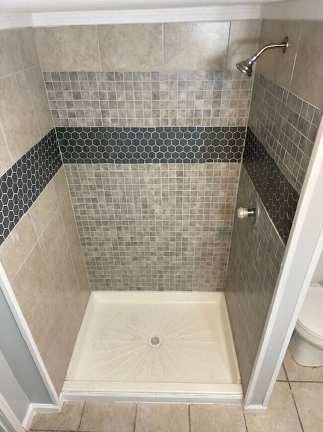 Building Photo - 33 Leland Ave