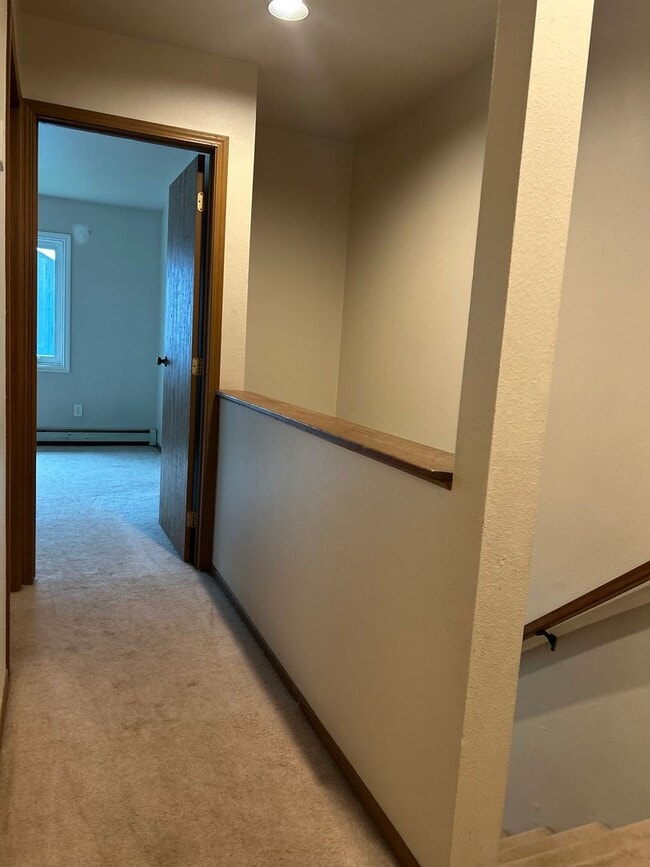 Building Photo - Century 21 Gold Rush - 2 bed, 1.5 bath (Fa...