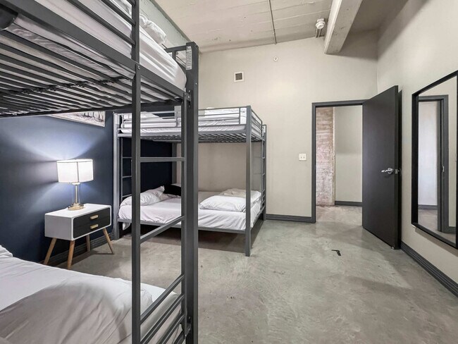 Building Photo - 555 Evergreen St