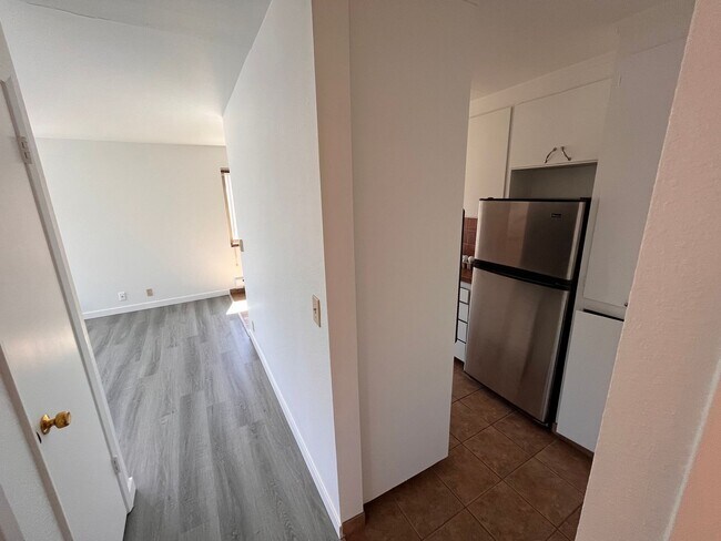 Building Photo - BEAUTIFUL NEWLY UPDATED 1 bed / 1 bath at ...