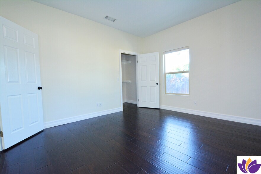 Building Photo - 1093 Avoca Ave