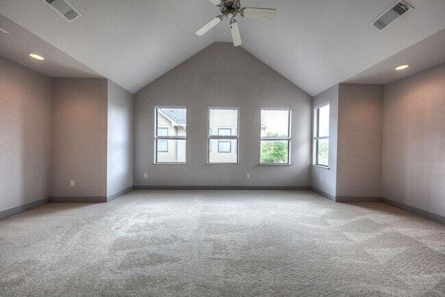 Building Photo - Well-Maintained Union Square Beauty With Skyline Views