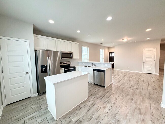 Building Photo - 3 bedroom, 2 bath home for lease