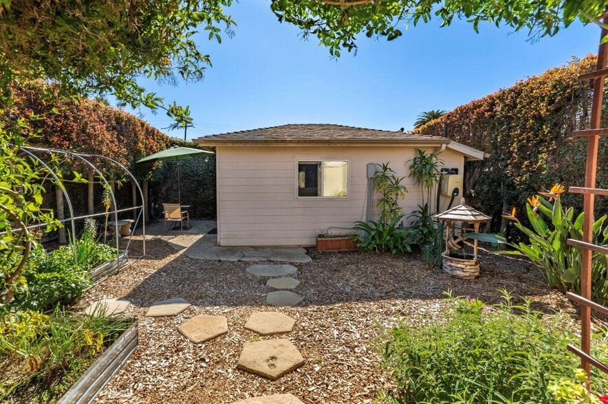 Primary Photo - 4593 Hollister Ave