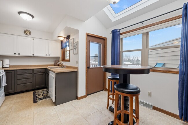 Building Photo - 348 Willow Grove Dr