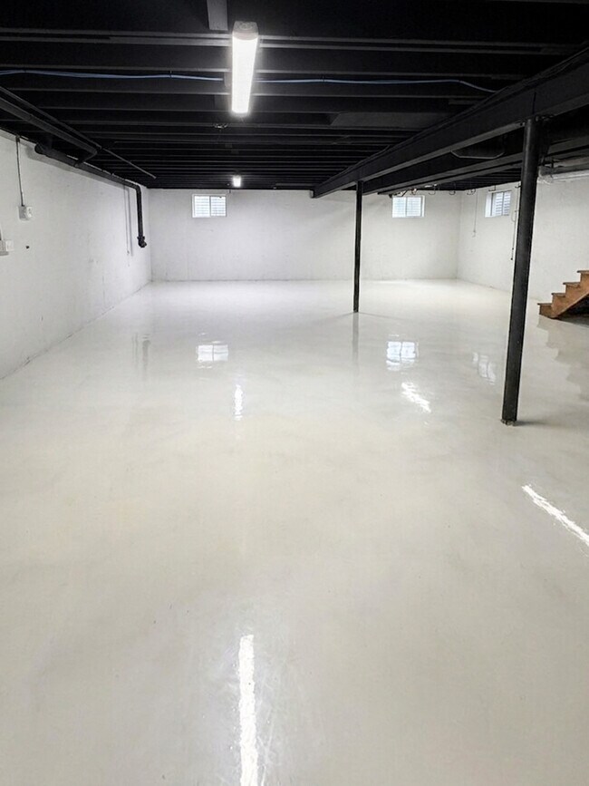 Building Photo - 9027 Skyline Dr