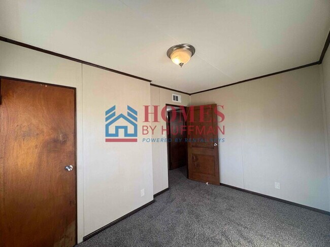 Building Photo - Three Bedroom House | Off Street Parking