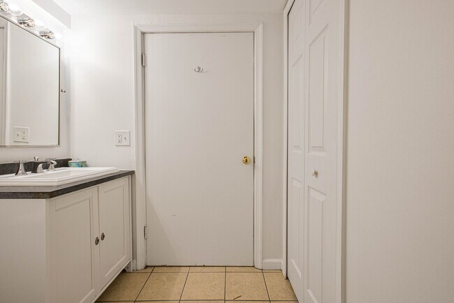 Building Photo - 2509 Crest Ave