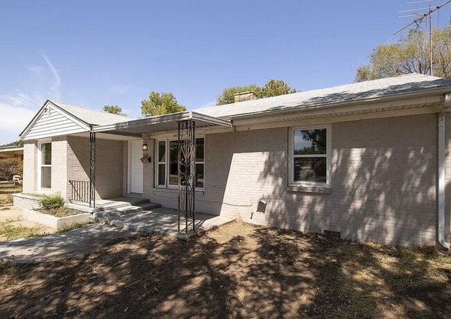 Primary Photo - 1222 E Del Mar St