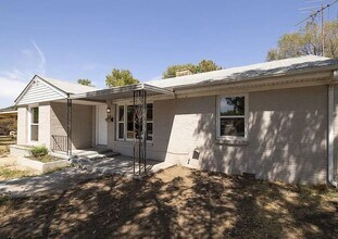 Building Photo - 1222 E Del Mar St