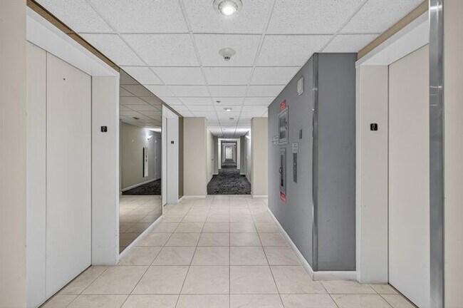 Building Photo - 3200 Port Royale Dr N