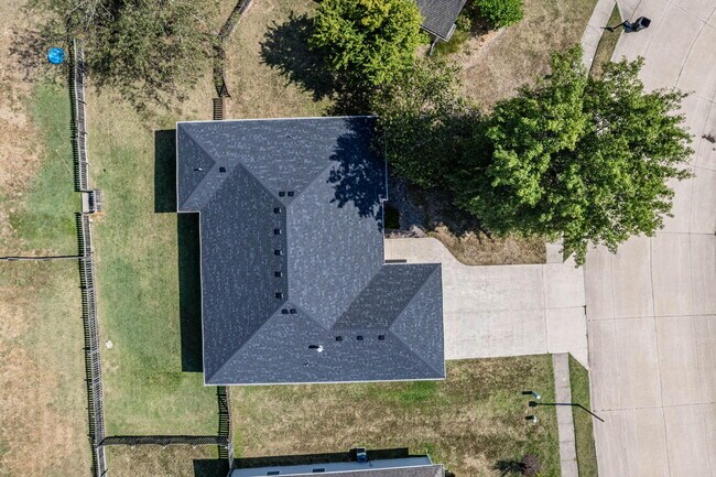 Building Photo - 709 Campusview Dr