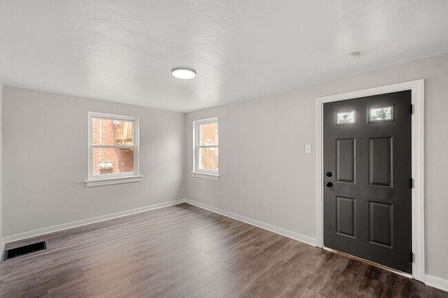 Building Photo - Stunning 2 bedroom home in Penn Avenue available August 1!