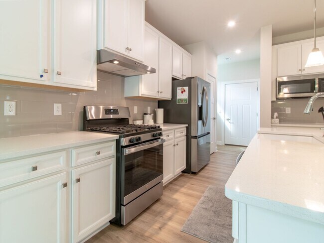 Building Photo - 12 MONTH RENTAL - 3 BED 2.5 BATH SINGLE FA...