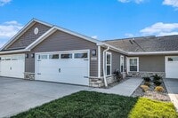 Building Photo - Redwood Aurora