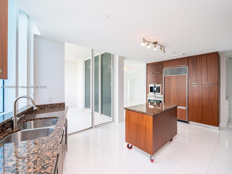 Building Photo - 15901 Collins Ave