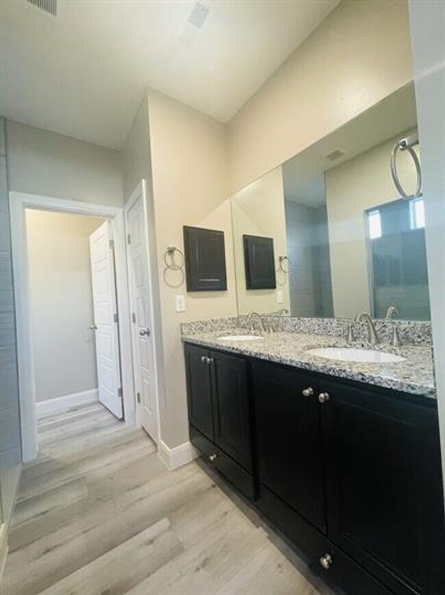 Building Photo - Desert Color Townhome!