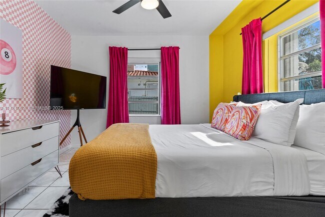 Building Photo - 260 NE 45th St