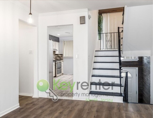 Building Photo - No Broker Fee | Modern 3-Level Townhome with River Views in Wallington