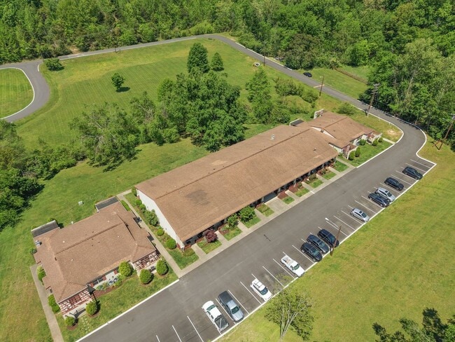 Building Photo - Discover the most affordable home in Belle Forest, located in Nashville's highly coveted 37221 zi...