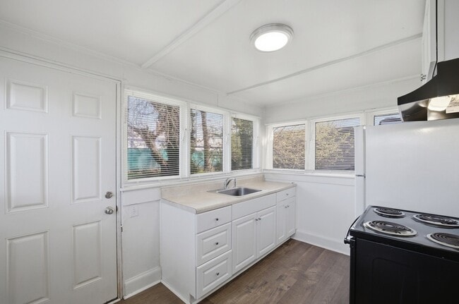 Building Photo - 821 Mt Vernon Ave