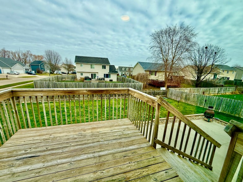 Building Photo - 505 SE Pleasant View Dr