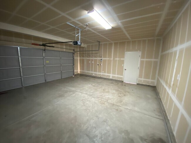 Building Photo - Beautiful 2 Story Home in Gated Avalon Com...
