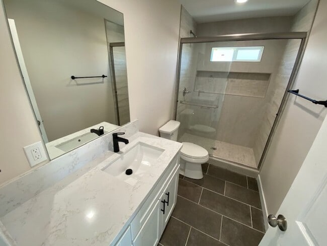 Building Photo - 4BD/2BA on West Falls!