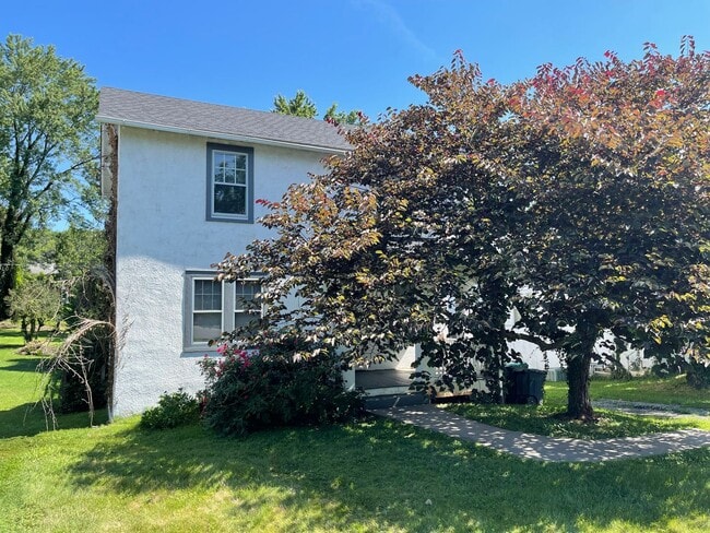 Building Photo - Charming House on Fontaine Ave