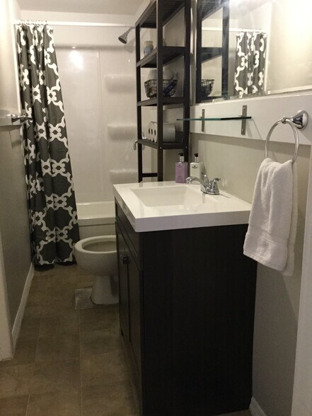 Building Photo - 4822 Oak St