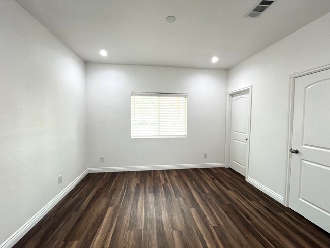Building Photo - 1057 Circle City Dr