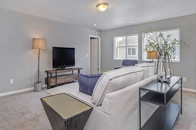 Building Photo - Beautiful Newer Condo for Lease