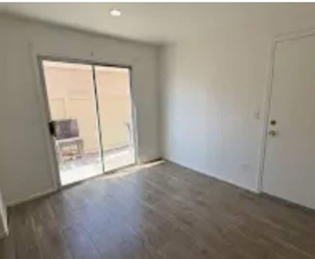 Building Photo - Beautiful 2 bedroom townhouse with garage