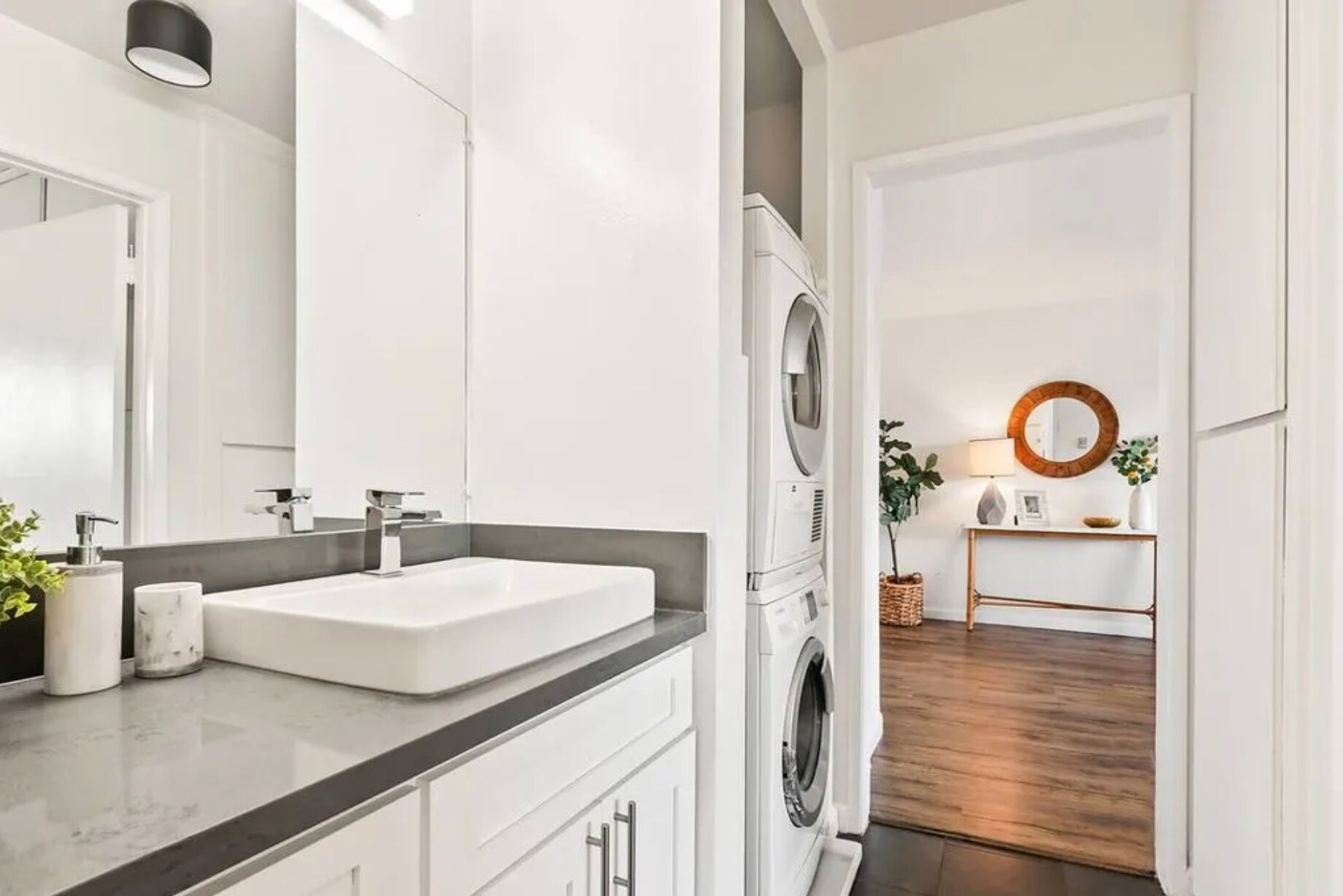 Building Photo - 525 N Sycamore Ave