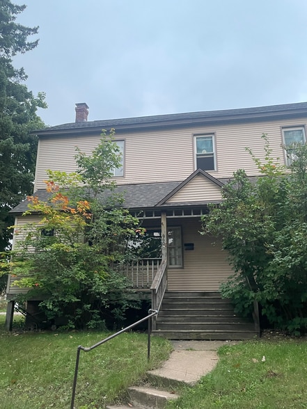 Primary Photo - 660 Lake St