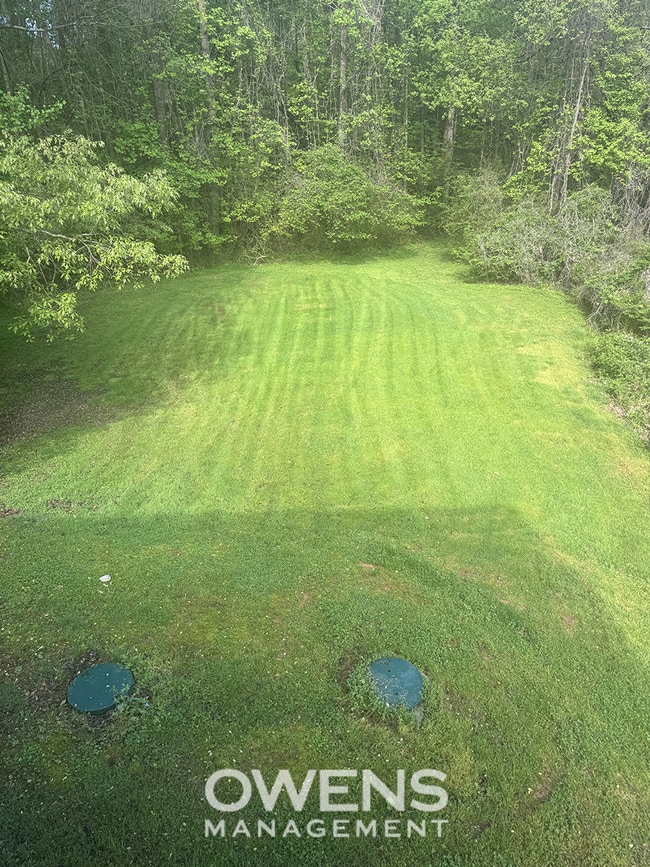 Building Photo - Townhouse Available Immediately in North Hall - Water Included