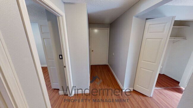 Building Photo - 532 E Alder St